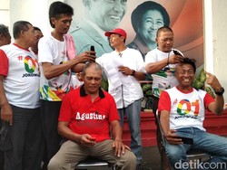 Yakin Jokowi Menang, Relawan di Semarang Ramai-ramai Cukur Gundul