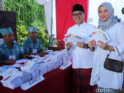 Bersarung Merah, Bupati Anas Gunakan Hak Pilih di Kampung Kelahiran