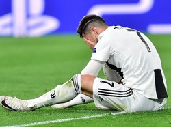Cristiano Ronaldo tertunduk lesu usai gagal membawa Juventus ke semifinal. REUTERS/Massimo Pinca.