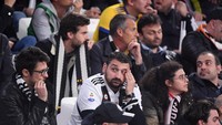 Sementara pendukung Juventus menangis. REUTERS/Alberto Lingria.