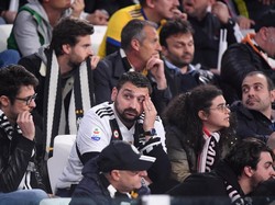 Sementara pendukung Juventus menangis. REUTERS/Alberto Lingria.