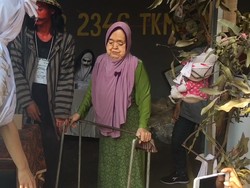 Nenek Fatimah Berjalan Tertatih Demi Gunakan Hak Pilih