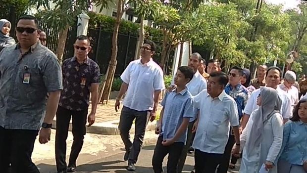 Wapres JK dan istri mencoblos di  hak pilihnya di TPS 04, Pulo, Kebayoran Baru, Jakarta Selatan.