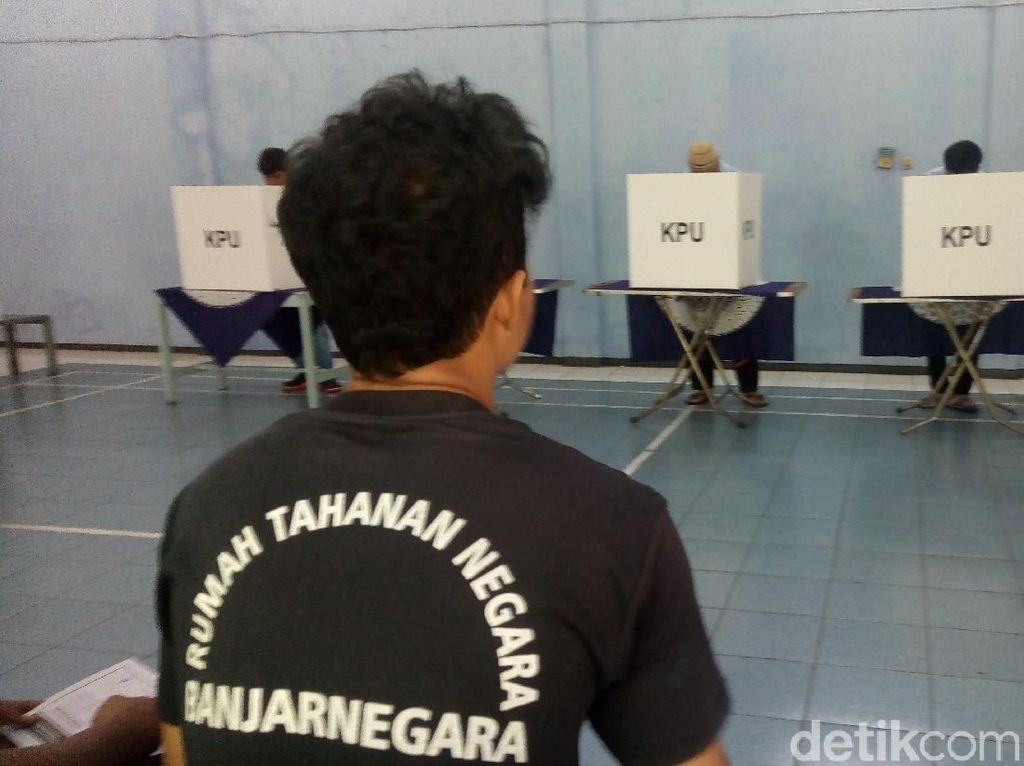 3 dari 6 Tersangka Kasus Mafia Bola Tidak Mencoblos 3 dari 6 Tersangka Kasus Mafia Bola Tidak Mencoblos