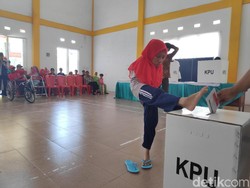 Antusias Puluhan Penyandang Disabilitas Mencoblos di Makassar