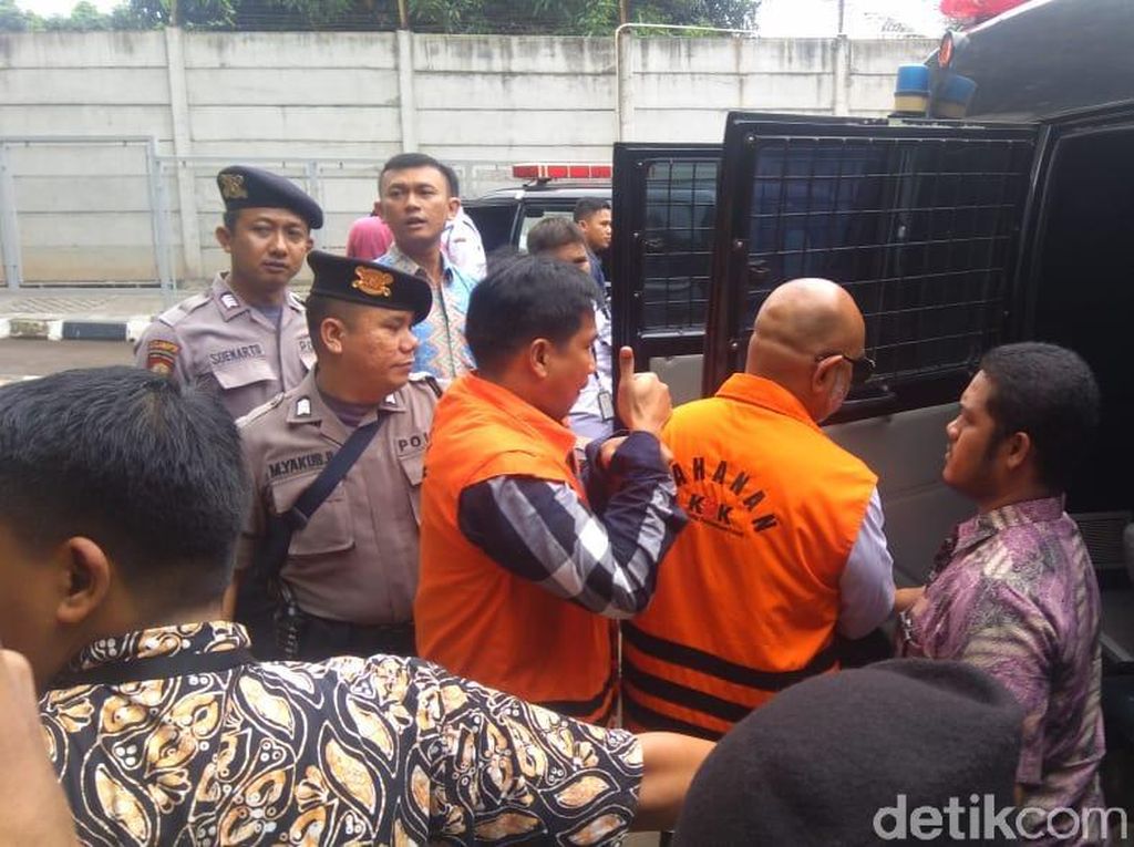 Nyoblos di Rutan KPK, Bowo Sidik Lepas Borgol dan Acungkan Jempol Nyoblos di Rutan KPK, Bowo Sidik Lepas Borgol dan Acungkan Jempol