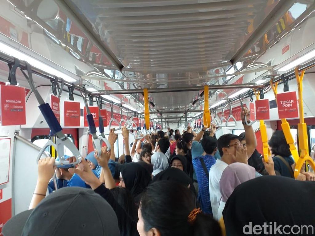 Antrean Membludak, Keluar Gerbang MRT Bisa 18 Menit Antrean Membludak, Keluar Gerbang MRT Bisa 18 Menit