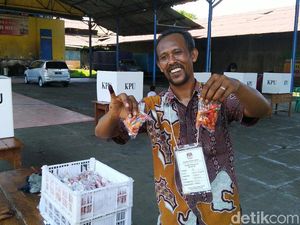 Senyum Cerah Warga Dapat Sekantong Cabai Usai Nyoblos