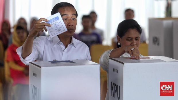 Capres petahana Jokowi didampingi istrinya Iriana mencoblos di TPS 008, Gambir, Jakarta, Rabu (17/4).