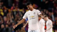 MU yang defisit gol, langsung menekan pada menit-menit awal laga. Percobaan Marcus Rashford sekali membentur mistar. (Foto: Albert Gea/Reuters)