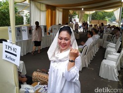 Nyoblos di TPS Cendana, Titiek Soeharto Kritik Kotak Suara Kardus