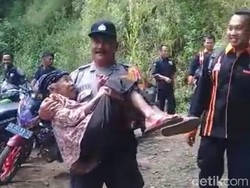 Cerita Polisi Gendong Nenek yang Ingin Nyoblos Menuju TPS
