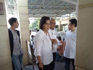 Berbusana Monokrom, Gaya Sri Mulyani Pakai Sneakers Saat Nyoblos