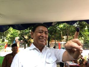 Pakai Baju Putih, Wiranto Nyoblos di Bambu Apus