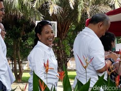 Habis Nyoblos, Rini dan Anak Berburu Diskon di Mal