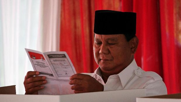 Prabowo Subianto saat nyoblos di Bojong Koneng.