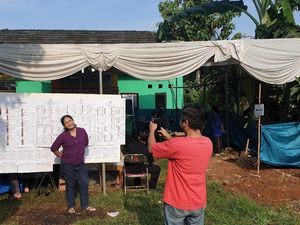 Pemilu Ceria, Warga Tangsel Ini Foto-foto Usai Nyoblos