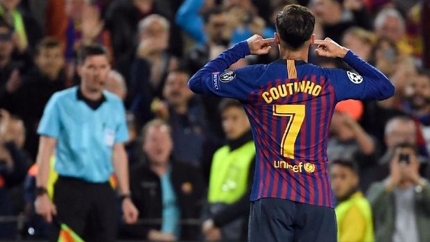 Barcelona's Brazilian midfielder Philippe Coutinho celebrates scoring his team's third goal during the UEFA Champions League quarter-final second leg football match between Barcelona and Manchester United at the Camp Nou stadium in Barcelona on April 16, 2019. (Photo by LLUIS GENE / AFP)