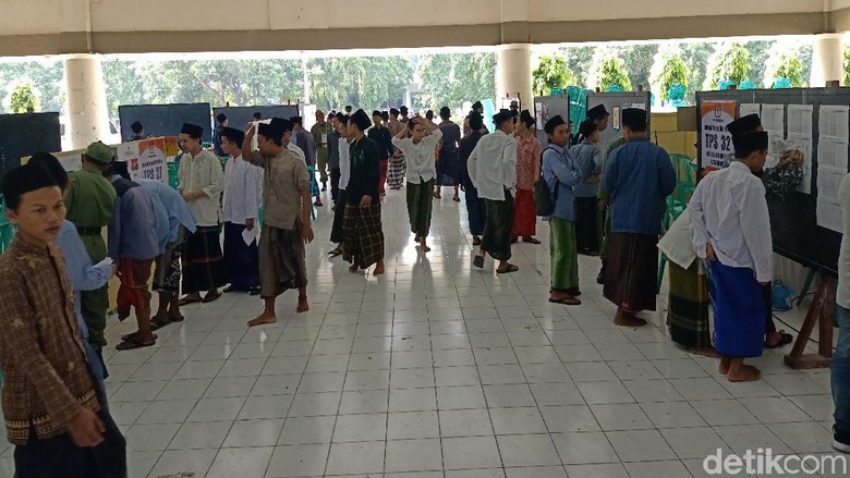 Gembiranya Santri Ponpes Lirboyo Akhirnya Bisa Nyoblos