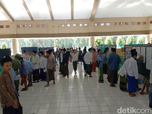 Gembiranya Santri Ponpes Lirboyo Akhirnya Bisa Nyoblos Gembiranya Santri Ponpes Lirboyo Akhirnya Bisa Nyoblos