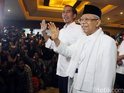 Jokowi-Maruf Amin Semringah di Djakarta Theater