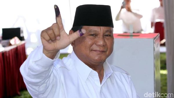 Jempol-Telunjuk Bertinta, Begini Gaya Prabowo Salam 2 Jari Usai Nyoblos
