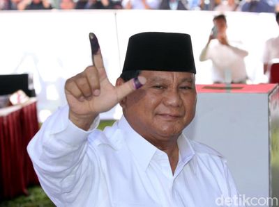 Jempol-Telunjuk Bertinta, Begini Gaya Prabowo Salam 2 Jari Usai Nyoblos