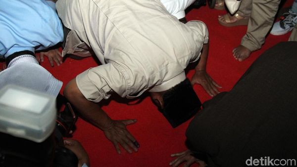Prabowo Klaim Menang dan Sujud Syukur