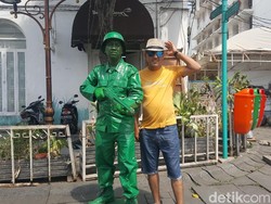 Manusia Tentara di Kota Tua, Nyoblos Dulu Baru Kerja