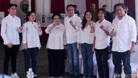 Berbaju Putih, Megawati dan Keluarga Kompak Pamer Kelingking Bertinta
