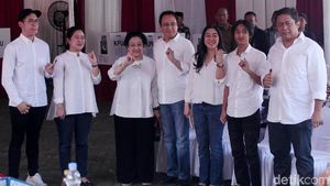 Berbaju Putih, Megawati dan Keluarga Kompak Pamer Kelingking Bertinta