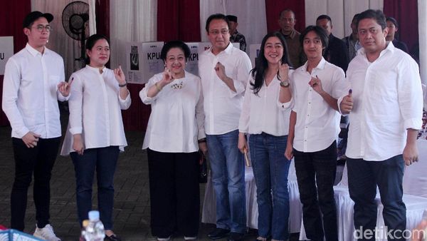 Berbaju Putih, Megawati dan Keluarga Kompak Pamer Kelingking Bertinta