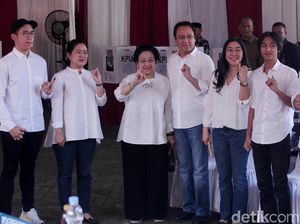 Berbaju Putih, Megawati dan Keluarga Kompak Pamer Kelingking Bertinta
