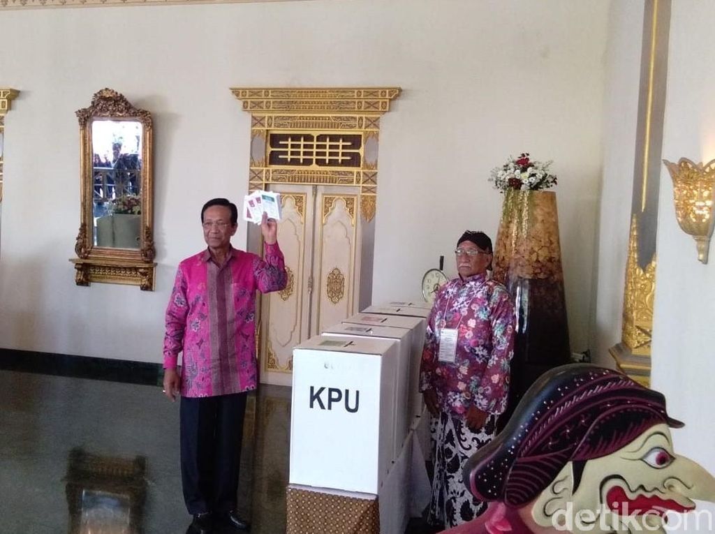 Sultan HB X Nyoblos Pertama di TPS 15 Panembahan Yogya Sultan HB X Nyoblos Pertama di TPS 15 Panembahan Yogya