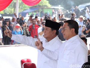 Nyoblos di TPS 41, Prabowo dan Fadli Zon Pose Dua Jari