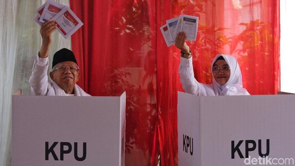 Momen Maruf Amin Saat Nyoblos di TPS 051