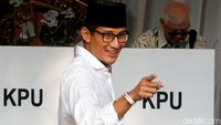 Gaya Sandiaga Uno Saat Antre Untuk Nyoblos
