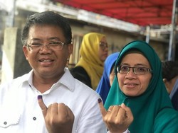 Nyoblos Bareng Istri, Presiden PKS Imbau Sengketa Pemilu Diselesaikan Lewat MK