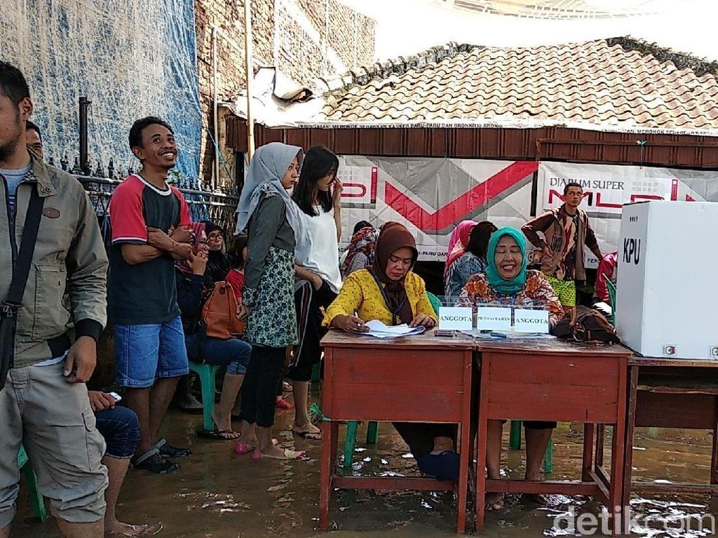 TPS di Tengah Genangan Air, Warga Terpaksa Basah-basahan TPS di Tengah Genangan Air, Warga Terpaksa Basah-basahan