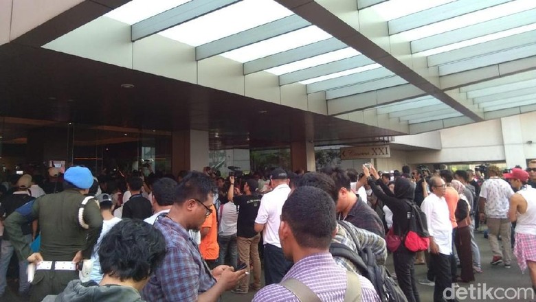 Sorak-sorai Pro-Jokowi di Djakarta Theatre: Alhamdulliah Menang Lagi Sorak-sorai Pro-Jokowi di Djakarta Theatre: Alhamdulliah Menang Lagi