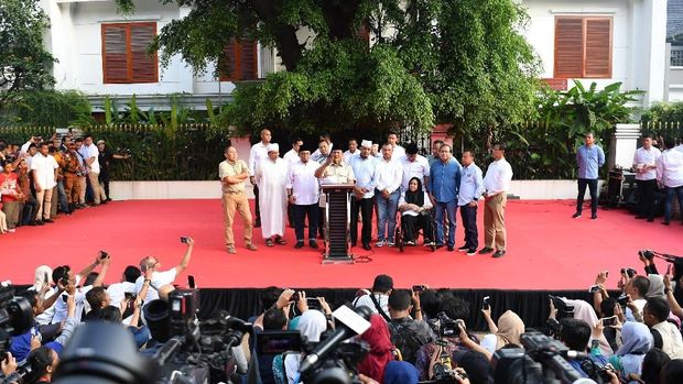Capres nomor urut 02 Prabowo Subianto (tengah) menyapa pendukungnya di depan kediamannya di Jl Kertanegara, yang juga jadi tempat orasi Eggi Sudjana.