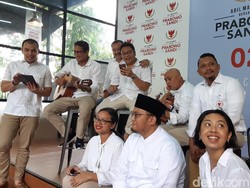 Bareng Tambal Band, Sandiaga Akustikan Usai Nyoblos