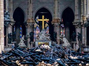 Macron Bertekad Bangun Kembali Katedral Notre-Dame dalam 5 Tahun Macron Bertekad Bangun Kembali Katedral Notre-Dame dalam 5 Tahun