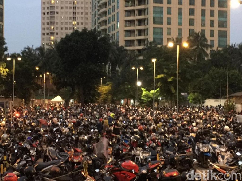 Imbas Berburu Diskon Usai Nyoblos, Antrean Parkir Mal Membludak Imbas Berburu Diskon Usai Nyoblos, Antrean Parkir Mal Membludak