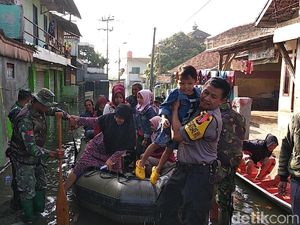 Aparat Siapkan 15 Perahu Bantu Korban Banjir Bandung ke TPS