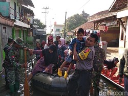 Aparat Siapkan 15 Perahu Bantu Korban Banjir Bandung ke TPS