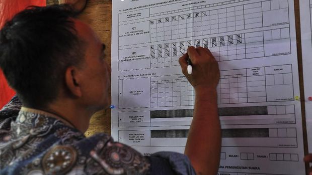 Rekapitulasi suara saat ini masih dilakukan secara berjenjang dan manual.