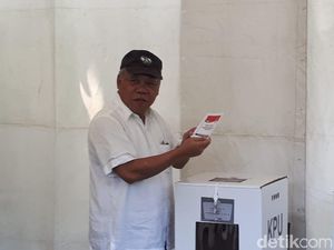 Pakai Kemeja Putih, Menteri PUPR Nyoblos Bareng Istri
