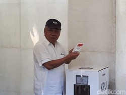 Gaya Menteri Jokowi Nyoblos dengan Pakaian Putih