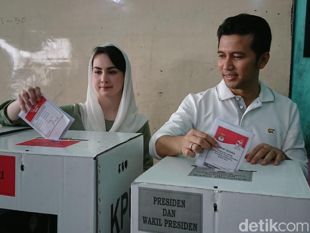 Ditemani Arumi Bachsin, Emil Dardak Nyoblos di Trenggalek Ditemani Arumi Bachsin, Emil Dardak Nyoblos di Trenggalek